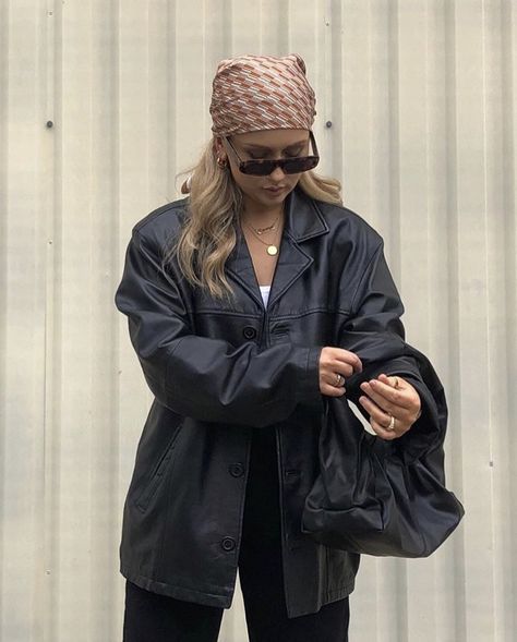 Headscarf Styles Outfit, Head Scarf Street Style, Headscarf Ideas, Headscarf Styles, Head Scarf Outfit, Ways To Wear A Scarf, Head Scarf Styles, Scarf Outfit, Style Hoodie