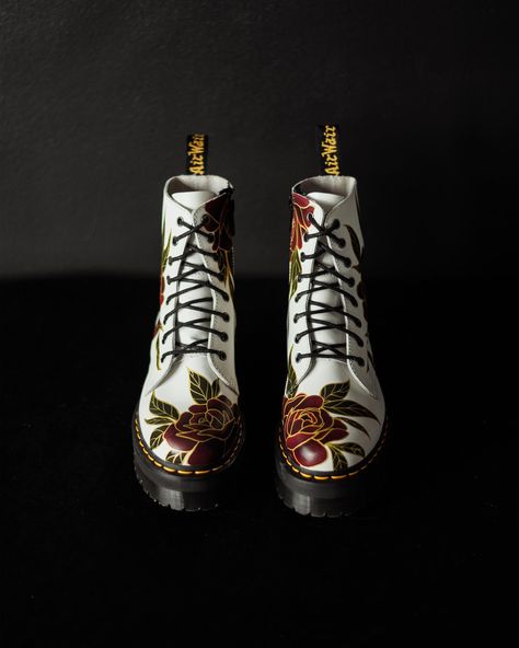 Another pair of DIY-Docs complete! I’ve had these white Jadons for ages but wasn’t sure what to do with them. I’m really in my creative element right now so I kind of just doodled some flowers and rolled with it. The colours are gorgeous and the I love the pop of the gold against the dark of the leaves and roses 🥀 I’m off to source more Docs canvases! Would you like a pair..? White Jadon, Jadon Dr Martens, Regal Aesthetic, Gold Roses, Dr Martens Black, Gothic Wedding, The Gold, Red And Gold, Botanical Art