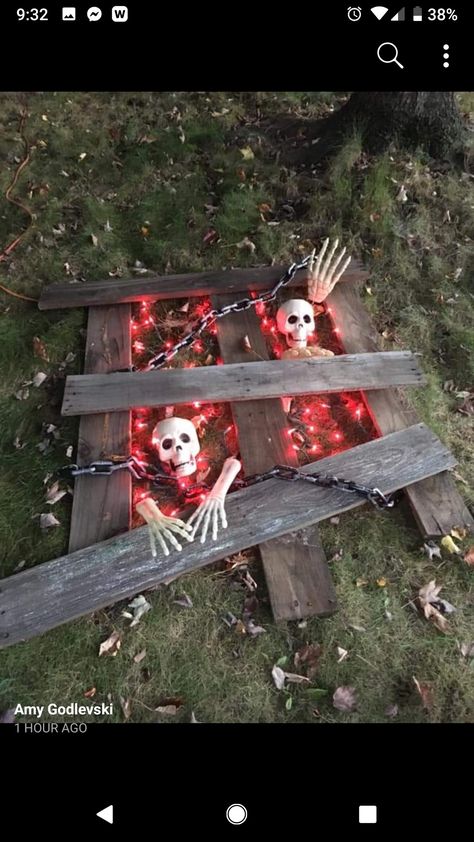 Scary Trail Ideas, Zombie Halloween Party Decorations, Halloween Dungeon Ideas, Camper Halloween Decorating Ideas, Haunted Walkway Ideas, Haunted Hayride Ideas, Puking Skeleton, Haloween Decoracion Diy, Skeleton Halloween Decorations