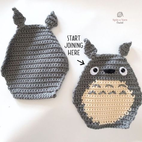 Patrón de ganchillo gratis de Totoro • Hacer girar un ganchillo de lana Totoro Granny Square, Totoro Crochet Plush, Studio Gibhili Crochet, Totoro Pouch Crochet, Totoro Tapestry Crochet, Howls Moving Castle Crochet Pattern, Crochet Totoro Bag, Ghibli Crochet Pattern Free, Totoro Crochet Pattern Free