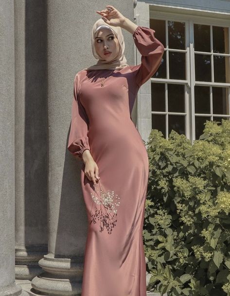 Slim Dresses Long Hijab, Long Dress Satin Hijab, Dress Satin Hijab Simple, Pink Satin Dress Hijab, Inspirasi Bridesmaid, Hijabi Poses, Dress Span Panjang Hijab, Evening Satin Maxi-length Abaya, Elegant Silk Dresses