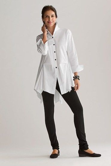 Fashion Over Fifty Ultimate Fashion Essential The White Tunic Shirt - Cindy Hattersley Design Minimalisticky Chic, Mode Over 50, White Tunic Shirt, Planet Clothing, Fashion Over Fifty, Peplum Shirts, 50 Style, White Tunic, Mode Casual