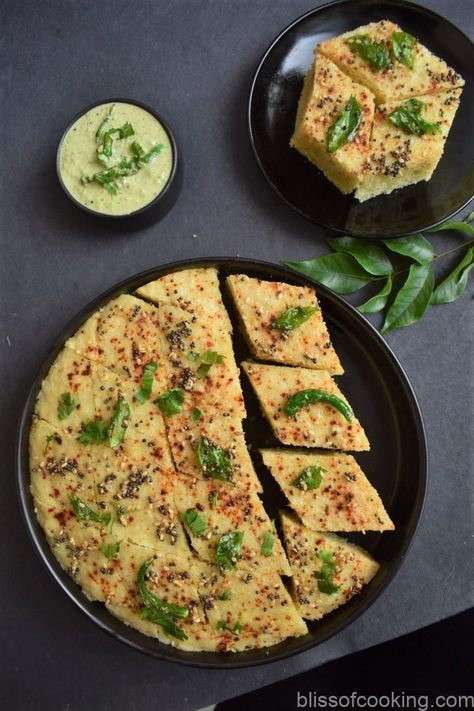 Gujarati Dhokla Recipe, Khaman Dhokla, Gujarati Snacks, Dhokla Recipe, Eggless Cake Recipe, Steamed Cake, Gujarati Recipes, Indian Snack Recipes, Indian Snacks