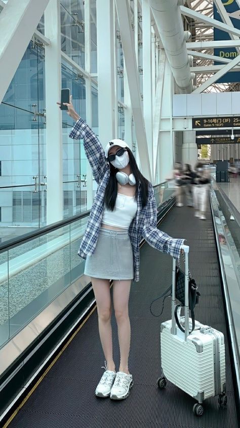 Yn In Airport, Ulzzang Airport Fashion, Ulzzang Airport Girl, Korean Photo Aesthetic, Outfit Ulzzang Girl, Korean Airport Fashion Women, Airport Photos Ideas, Airport Outfits Aesthetic, Ulzzang Girl Outfit