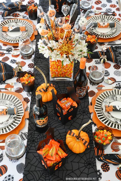 Corn Centerpiece, Spooky Cakes, Halloween Table Settings, Centerpiece Diy, Table Halloween, Halloween Decor Diy, Halloween Tablescape, Halloween Centerpiece, Halloween Countdown