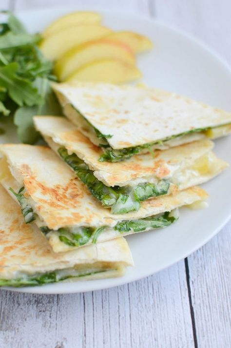 Apple and Brie Quesadillas - Easy and delicious meatless meal! You will love the crisp appes with the creamy cheese! Brie Quesadilla, Apple And Brie, Apple Brie, Fake Ginger, Healthy Superbowl, Healthy Superbowl Snacks, Meatless Meal, Yummy Dishes, Superbowl Snacks