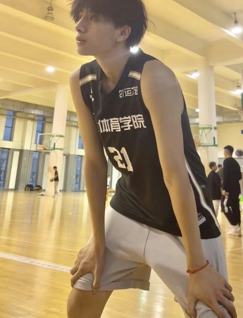 Chinese Men Handsome, Hot Basketball Players, Cute Chinese Boys, Cute Chinese Guys, Chinese Guy Aesthetic, Korean Teen Boy, Hot Asian Boy, Eunhyuk Operation True Love, Japanese Basketball