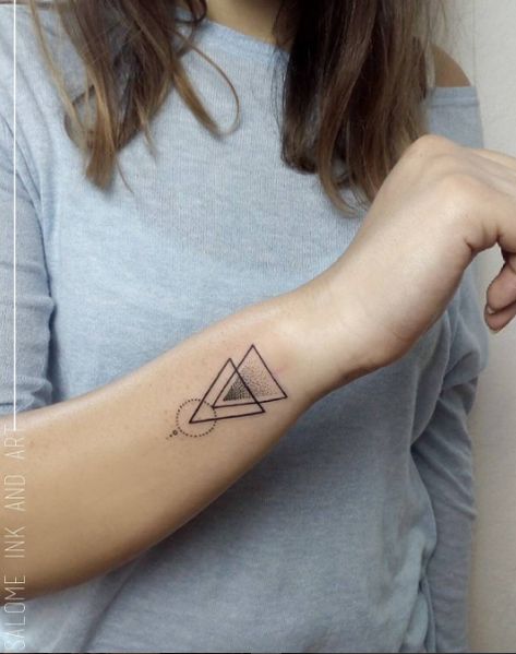 Geometric Triangle Tattoo, Small Geometric Tattoo, Sewing Tattoos, Triangle Tattoo Design, Tatuagem Masculina Pequena, Ring Tattoo, Matching Sister Tattoos, Circle Tattoo, Circle Tattoos