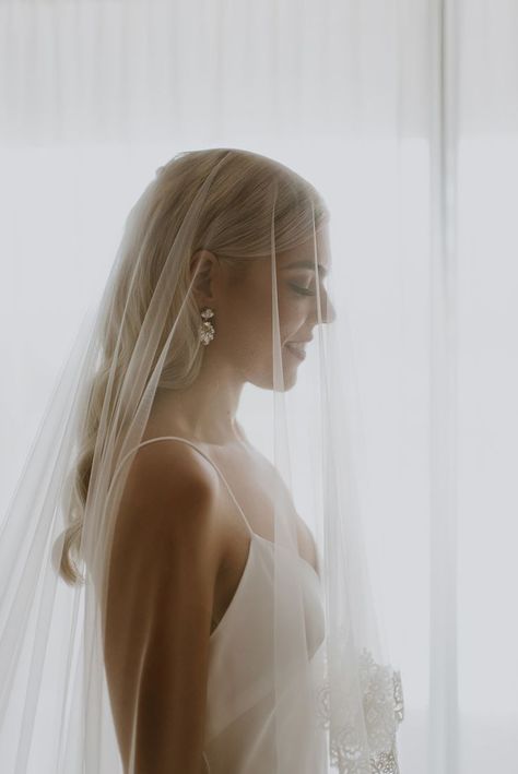 Wedding Veils Over Face, Veils Over Face, Simple Silk Wedding Dress, Wedding Veils With Hair Down, Trending Wedding Ideas, Veil Over Face, Veil Hair Down, Bridal Hair Down, Wedding Hairstyles And Makeup