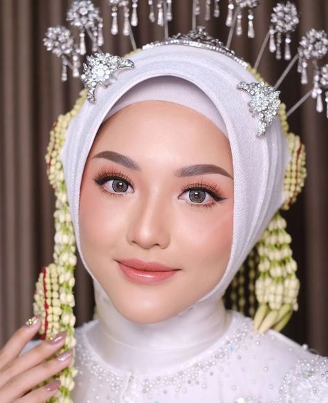 Natural Makeup Look For Wedding Brides, Malay Wedding Makeup Look, Soft Wedding Makeup Asian, Makeup Pengantin Natural, Make Up Pengantin Jawa, Make Up Lamaran Hijab, Make Up Akad Nikah Hijab, Makeup Wisuda Hijab Natural, Make Up Jawa