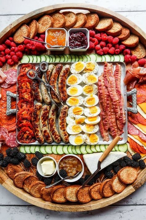 30 Best Breakfast Charcuterie Boards Ideas | momooze.com Grilled Breakfast, Brunch Charcuterie, Breakfast Charcuterie Board, Breakfast Charcuterie, Grill Breakfast, Christmas Charcuterie, Breakfast Platter, Charcuterie Inspiration, Party Food Platters