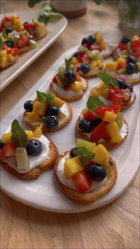 Creative Brunch Bites, Fruit Starters Appetizers, Mini Platter Ideas, Mini Snacks Ideas, Canapes Ideas Easy Finger Foods, Sweet Canapes Mini Desserts, Cherry Tacos, Cooking Without Fire Ideas, Food Without Fire