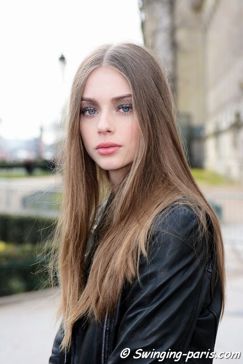 The Dutch model Lauren de Graaf (Elite) outside Chanel show, Paris FW 2016 RtW Fashion Week, March 2016. Lauren Graaf, Dutch Models, Rtw Fashion, Chanel Show, Dutch Fashion, Dutch Girl, Lip Hair, Before Sunrise, Models Off Duty