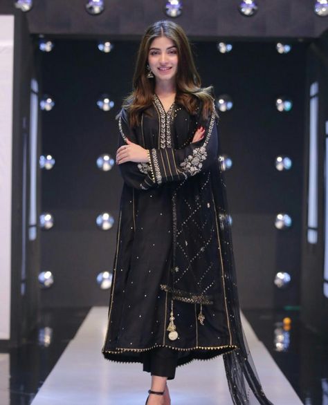 Black Punjabi Suit, Black Salwar Suit, Black Salwar, Black Pakistani Dress, Stylish Black Dress, Kinza Hashmi, Patiala Suit Designs, Stylish Lady, Pakistani Dresses Online