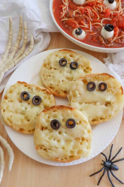 halloween garlic bread recipe Halloween Garlic Bread, Halloween Bread, Halloween Soup, Kid Meals, Tomato Bread, Garlic Bread Recipe, Kinds Of Cheese, Melty Cheese, Halloween Dinner