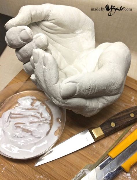 DIY Life Cast Concrete Hands - Made by Barb - Alginate Life cast plaster to silicone concrete mold making tutorial Alginate Ideas, Plaster Molds Diy, Cement Hands, Concrete Hands, Hand Planters, Concrete Molds Diy, Plaster Hands, Concrete Creations, Hand Casting