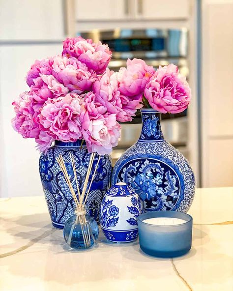 Blue And White Vase With Pink Flowers, Blue And White Vases With Flowers, Flower Vase Ideas, Tartan Decor, Elegant Kitchen Decor, Blue Flower Vase, Modern Flower Vase, Sale Picture, Vase Ideas