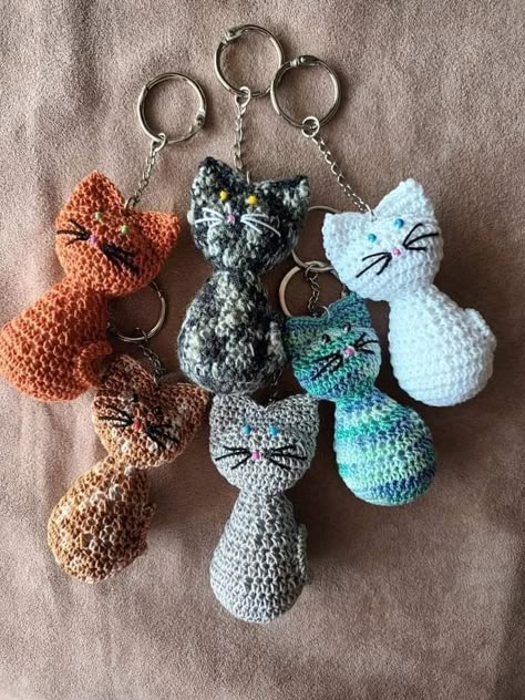 Crochet Keychain Ideas Gifts, Crochet Cat Keychain, Crocheted Keychains, Crochet Keyring Free Pattern, Crochet Keychain Ideas, Keychain Patterns, Crochet Keychains, Keychain Pattern, Crochet Cat Pattern