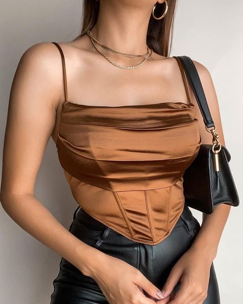 Satin Top Outfit Classy, Diy Clothes Patterns, Corset Top Outfit, Corset Fashion Outfits, Outfits Gorditas, Bodycon Outfits, Corset Fashion, Stylish Blouse Design, Pretty Prom Dresses