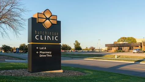 https://luminousneon.com/portfolio-items/hutchinson-clinic/ Hospital Design Ideas, Monument Signage, Medical Clinic Design, Pylon Signage, Signage Systems, Road Signage, Medical Sign, Entrance Signage, Branding Signage