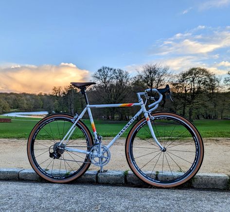 Peugeot Bike, Neo Retro, Classic Road Bike, Velo Vintage, Vintage Cycles, Retro Bike, Vintage Bike, Bike Style, Gravel Bike