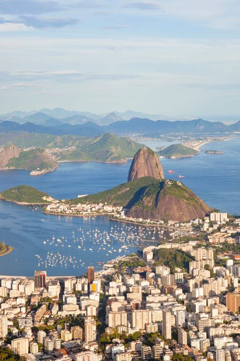 Sugarloaf Mountain in Guanabara Bay Rio de Janeiro Peter Adams, Beautiful Cities In The World, Sugarloaf Mountain, Pastel Sunset, Cities Around The World, Most Romantic Places, Beautiful Cities, Park Hotel, Tropical Landscaping