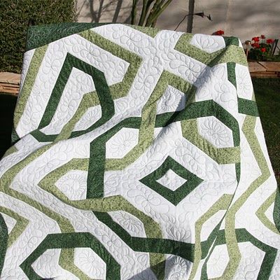 Piecemaker Quilts: Celtic Knot quilt ~ would love this in purples! Celtic Quilt Patterns Free, Celtic Knot Quilt Pattern, Witchy Sewing, Celtic Knot Quilt, Labyrinth Ideas, Irish Bedroom, Irish Quilt Patterns, Celtic Quilts, Knot Quilt