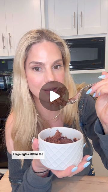 KELLY KRUGER BROOKS on Instagram: "VIRAL APPLE CHOCOLATE CAKE 🍰   You could eat this cake every day and know it is so good for you! I do recommend using cocoa powder over cacao because of the sweetness factor. If you use cacao I would add honey or maple syrup!   Have u tried this yet??? Will try u?   1 apple  1 heaping tablespoon of cocoa powder  1 egg 1 tsp baking powder (optional but it helps it rise )  Bake at 350 for about 30 min   Cool in the fridge for 5 min   #apple #cake #chocolate #snack #dessert #glutenfree #easyrecipe #viralrecipe #healthyfood #chocolatecake #refinedsugarfree" Apple Egg Cocoa Cake, Apple Chocolate Desserts, Apple Chocolate Cake, Coco Powder Recipes, Cocoa Powder Desserts, Easy Chocolate Mug Cake, Apple Chocolate, Healthy Bakes, Gf Cake