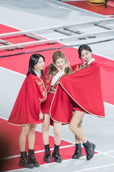 School Meal Club, Dahyun And Tzuyu, Chaeyoung Dahyun, School Meal, Twice Group, Best Friend Drawings, Seventeen Memes, Forever Girl, Girls Together