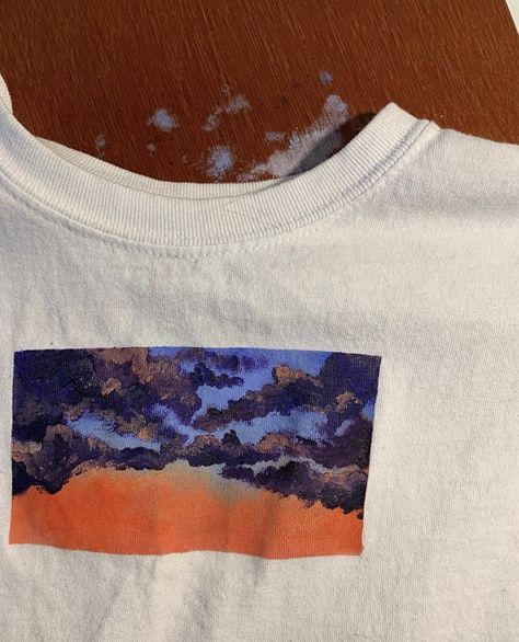 Diy Painted Tshirts, Hoodie Painting Diy Aesthetic, Painting T Shirts Aesthetic, Hand Painted Hoodie Ideas, Painted Tshirt Ideas, Sweater Painting Ideas, T Shirt Painting Aesthetic, Painting On Tshirts Aesthetic, Painting On Sweatshirts