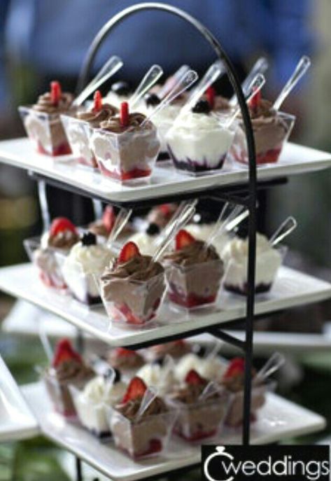 Mini desserts Dolci Finger Food, Buffet Dessert, Dessert Shooters, Mousse Dessert, Reception Food, Wedding Reception Food, Small Desserts, Dessert Buffet, Dessert Bar