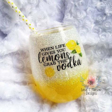 Lace & Mason Designs glitter wine tumbler. When life gives you lemons grab the vodka Custom glitter cups Lemon drop Yellow Tumbler Ideas, Glass Tumbler Ideas, Beverage Quotes, Banana Craft, Lemonade Cup, Wine Glass Glitter, Brittle Star, Glitter Wine Glasses, Glitter Bottle