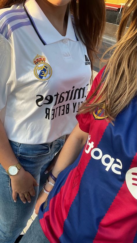 Barcelona Couple, Soccer Game Outfits, Madrid Girl, Barcelona Outfits, Real Madrid And Barcelona, Bff Hands Aesthetic, Couple Engagement Pictures, Cute Headers For Twitter, Football Images