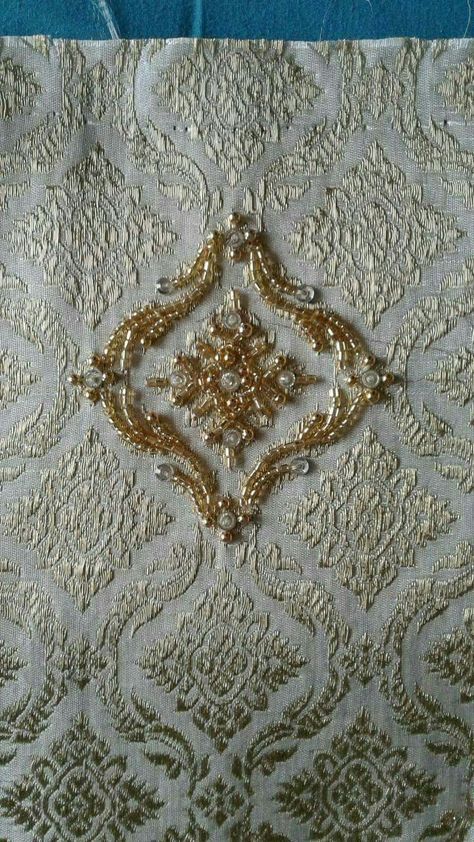 White And Gold Embroidery, Brocade Embroidery, Bordados Tambour, Embroidery Indian, Embroidery Embellishments, Brocade Pattern, Tambour Beading, Gold Work Embroidery, Look Boho Chic