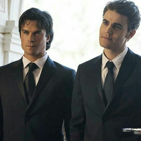 Stefan Salvatore and Damon Salvatore (Defan) Ian Somerhalder and Paul Wesley The vampire diares Damon And Stefan Salvatore, ريك غرايمز, The Salvatore Brothers, Vampire Pictures, Damon And Stefan, Vampire Diaries Stefan, Vampire Diaries Guys, Vampire Diaries Seasons, Vampire Diaries Wallpaper