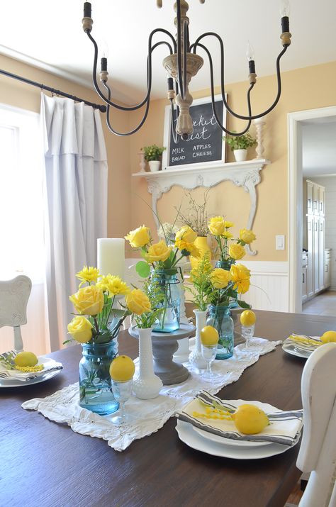 Summer Dining Room, Yellow Dining Room, Farmhouse Dining Rooms Decor, Summer Centerpieces, Spring Table Decor, Farmhouse Dining Room Table, Dining Room Table Centerpieces, Summer Dining, Dining Room Table Decor