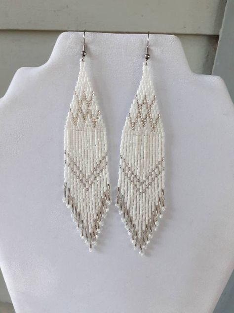 Native American Beadwork Earrings, Earring Inspo, Seed Bead Jewelry Patterns, Beaded Jewelry Earrings, Бисер Twin, Native Beading Patterns, Native Crafts, Beaded Earrings Native, Beaded Earrings Tutorials