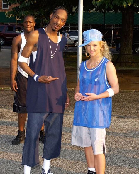 The Dreamers Club on Instagram: “Britney Spears and Snoop Dogg on set of Britney's music video for "Outrageous" 2004” Basketball Shorts Outfit, Chica Hip Hop, Britney Spears Costume, Basketball Jersey Outfit, Look Hip Hop, Britney Spears Outfits, Paparazzi Pics, Looks Hip Hop, Kostuum Halloween