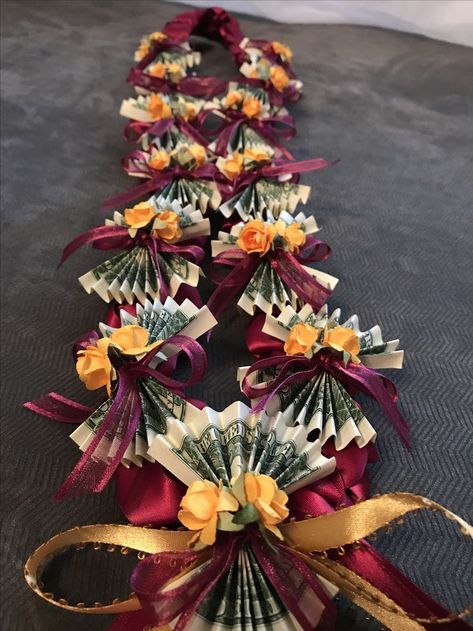 Graduation Leis Diy Ribbons, Money Lei Diy, Graduation Leis Diy, Graduation Money Lei, Graduation Money Gifts, Hawaiian Crafts, Graduation Party Gifts, Money Rose, Diy Graduation Gifts