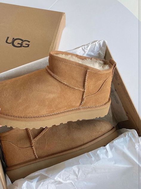 Skor Sneakers Nike, Buty Ugg, Cute Uggs, Skor Sneakers, Trendy Shoes Sneakers, Preppy Shoes, Dr Shoes, Pretty Shoes Sneakers, Ugg Mini