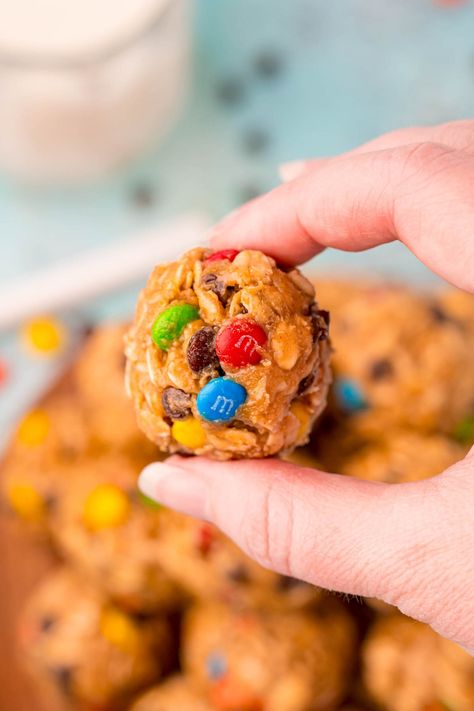 Easy no-bake monster protein balls are a healthy snack that's a great post-workout treat or snack when you need a boost of energy! Monster Protein Balls, Monster Cookie Balls, Protein Bark, Cookie Balls, Monster Cookie, Cookie Ball, Protein Balls, Quick Snack, Protein Ball