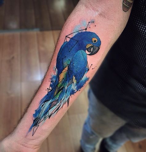 Sweet hyacinth macaw with geometric lines and watercolor splashes. This guy's forearm piece is by Phellipe Rodrigues, an artist based in Belo Horizonte, Brazil. Adler Tattoo, Parrot Tattoo, Watercolor Bird Tattoo, Vogel Tattoo, Beard Barber, Flying Bird Tattoo, Female Tattoos, Men Tattoos, B Tattoo