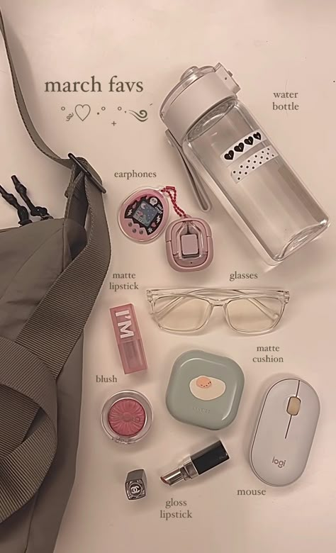 Whats In My School Bag, School Bag Aesthetic, In My School Bag, What Is In My Bag, Mochila Kpop, Everyday Bag Essentials, Aesthetic College, School Bag Essentials, Backpack Essentials