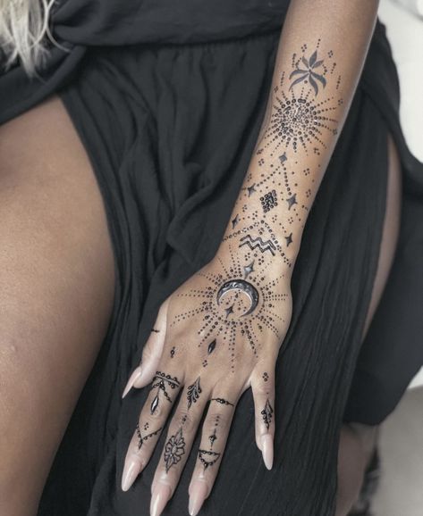 Tattoo Main, Bohemian Tattoo, Full Hand Tattoo, Mandala Hand Tattoos, Henna Style Tattoos, Tato Jari, Bauch Tattoos, Henna Inspired Tattoos, Tato Henna