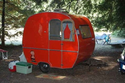 Tiny lil red wagon.  Tiny Trailer - Vintage Camper - Travel Caravan <O> <O> Tiny Caravan, Travel Caravan, Vintage Camper Art, Kombi Trailer, Retro Trailers, Vintage Camper Interior, Camper Art, Camper Travel, T1 Bus