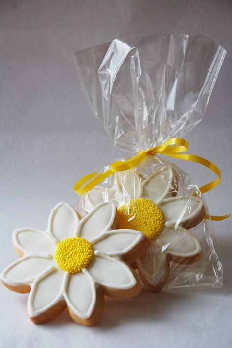 Party Favor Cookies, Daisy Flower Cookies, Daisy Party Favors, Daisy Party Food, Daisy Desserts, Daisy Cookies Decorated, Daisy Party Ideas, Daisy Favors, Daisy Party Theme