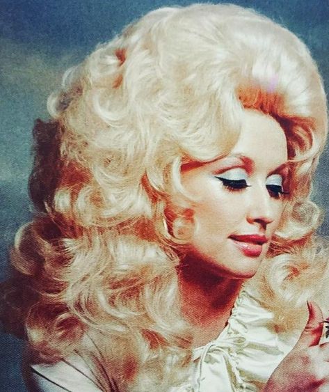 Dolly Parton Makeup, Dolly Parton Costume, Dolly Parton Pictures, 70s Makeup, Joe Brown, Sun Goddess, Beauty Makeup Photography, Swag Makeup, Most High