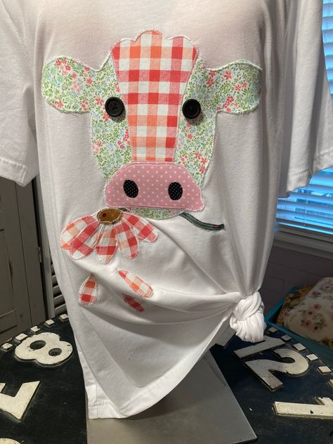 Fabric Ideas Projects, Applique Work Ideas, Quilt Sweatshirt, Cow Shirts, Sew Shirt, Cow Applique, Cow Stuff, Sweatshirt Makeover, Quilt Shirt