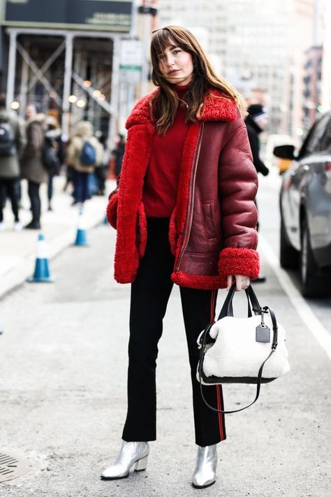 Silver Boots Outfit, Sequin Trousers, Silver Ankle Boots, Metallic Boots, Silver Boots, Moda Paris, Looks Street Style, Street Style Winter, Red Coat