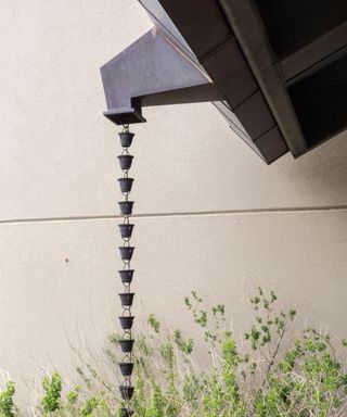 Rain Chain Without Gutters, Chain Gutter Downspout, Rain Chains Gutter Downspout Ideas, Rain Gutter Garden, Gutter Chains, Rain Chain Diy, Gutter Garden, Rain Chains, Interior Design Advice